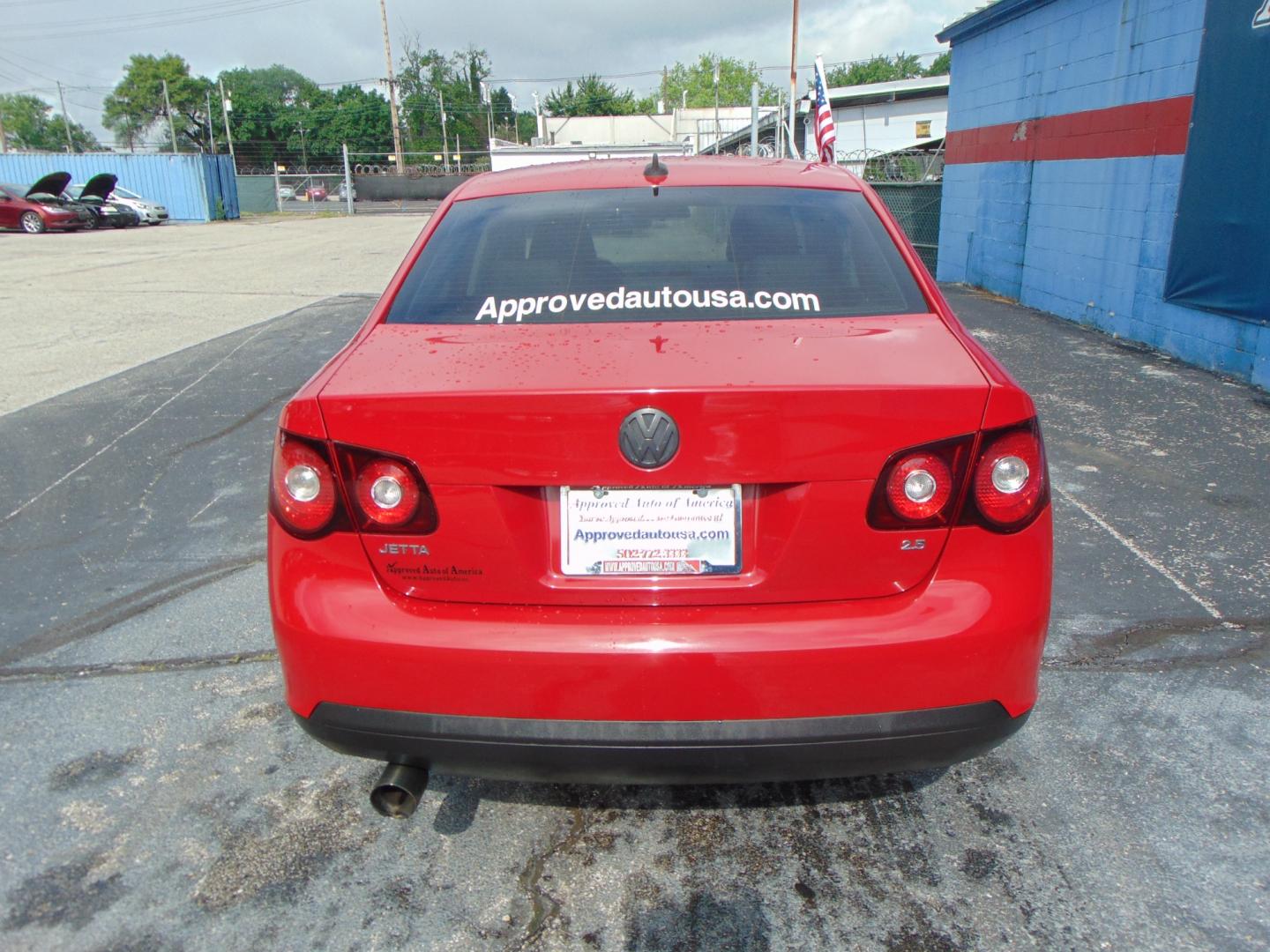 2009 Red Volkswagen Jetta (3VWRM71K49M) with an 5-Cyl 2.5 Liter engine, Automatic, 6-Spd w/Overdrive and Tiptronic transmission, located at 2105 Dixie Hwy, Louisville, KY, 40210, (502) 772-3333, 38.220932, -85.795441 - Photo#7